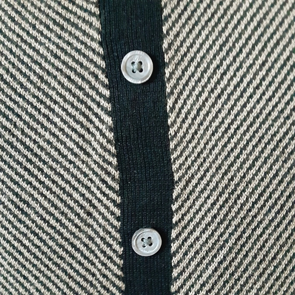 FOXCROFT Long Sleeve Top w/Buttons Down the Back Size Medium - Picture 7 of 11